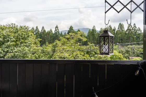 テラスから望む秩父の山並み