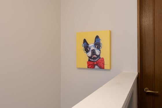 館内に飾られた犬のアート